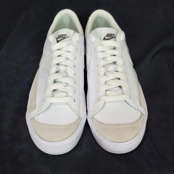 Nike Blazer Low '77 ' White Flat Pewter' DA4074-110 5.5Y Boys Only Tried On - Picture 3 of 13